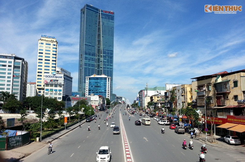 Mấy ngày gần đây, thời tiết Hà Nội diễn biến thất thường khi nắng chói chang, nhiệt độ ngoài trời lên tới hơn 30 độ C. Ảnh chụp quang cảnh bầu trời xanh ngắt.